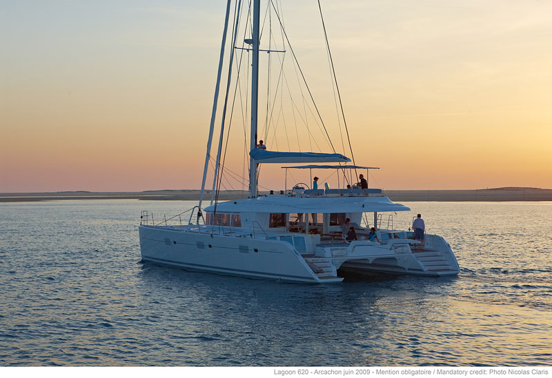 CATAMARANES, con y sin tripulación.